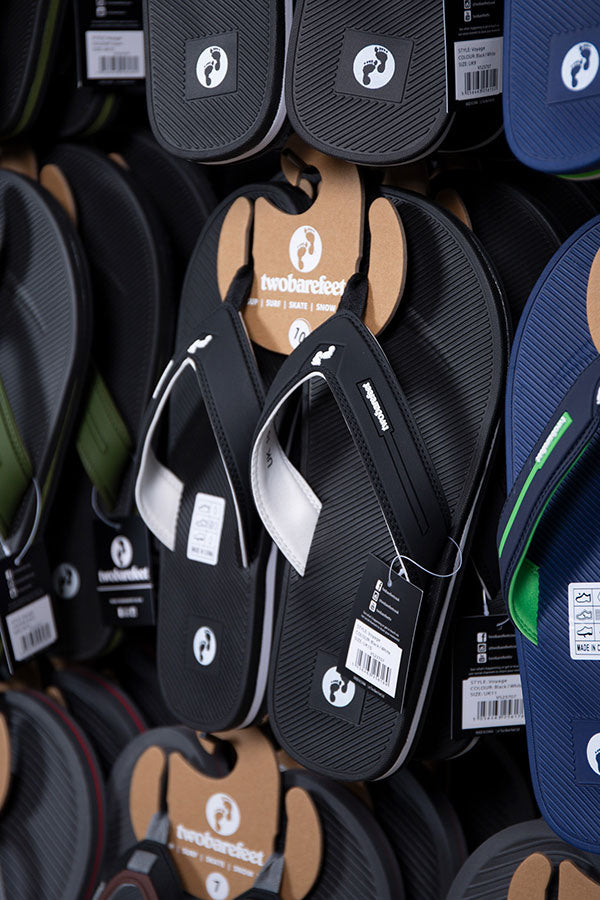 Voyage Mens Flip Flops (Black/White)