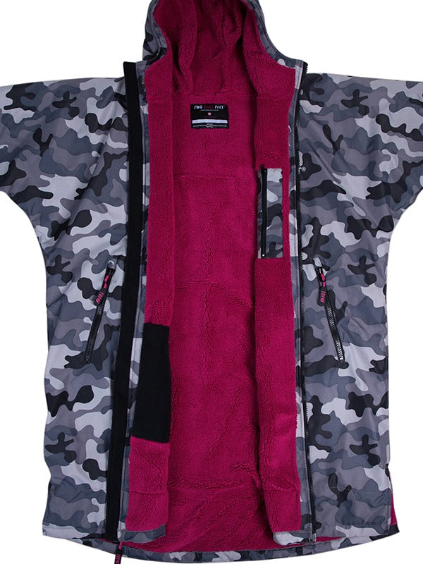 Two Bare Feet Kids Weatherproof Changing Robe with Changing Mat (Camo/Raspberry)