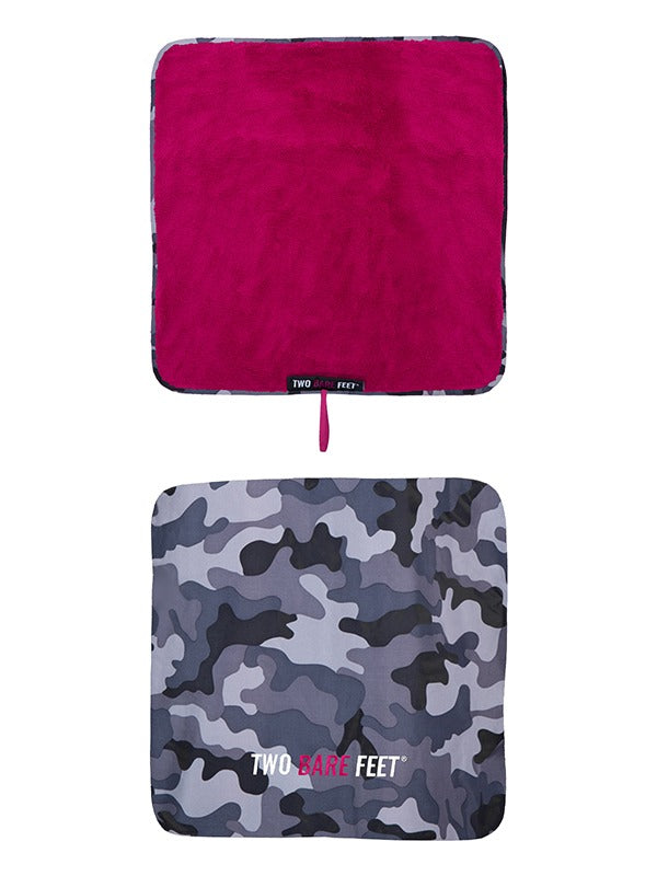Two Bare Feet Kids Weatherproof Changing Robe with Changing Mat (Camo/Raspberry)