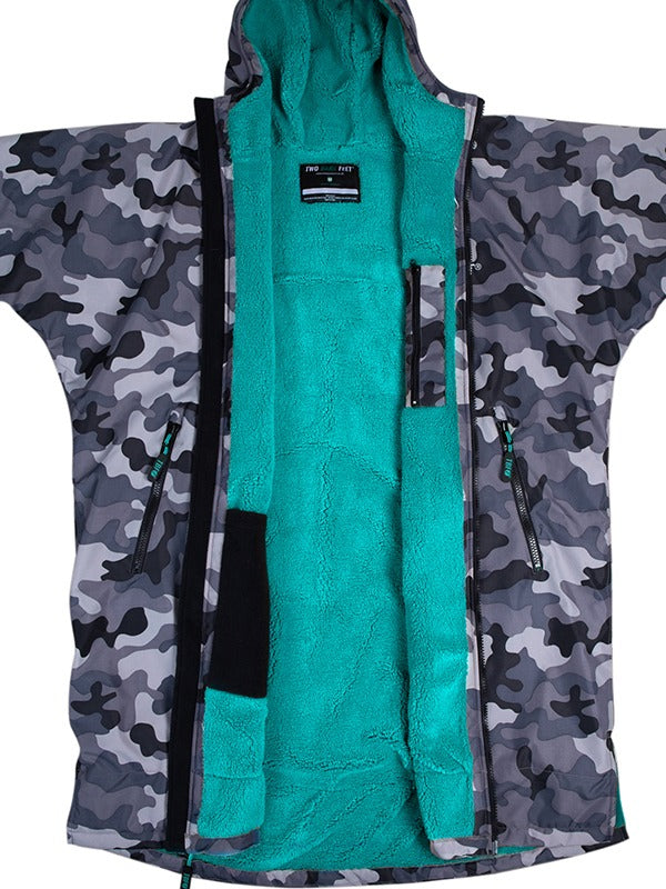 Two Bare Feet Kids Weatherproof Changing Robe with Changing Mat (Camo/Teal)