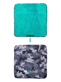 Two Bare Feet Kids Weatherproof Changing Robe with Changing Mat (Camo/Teal)