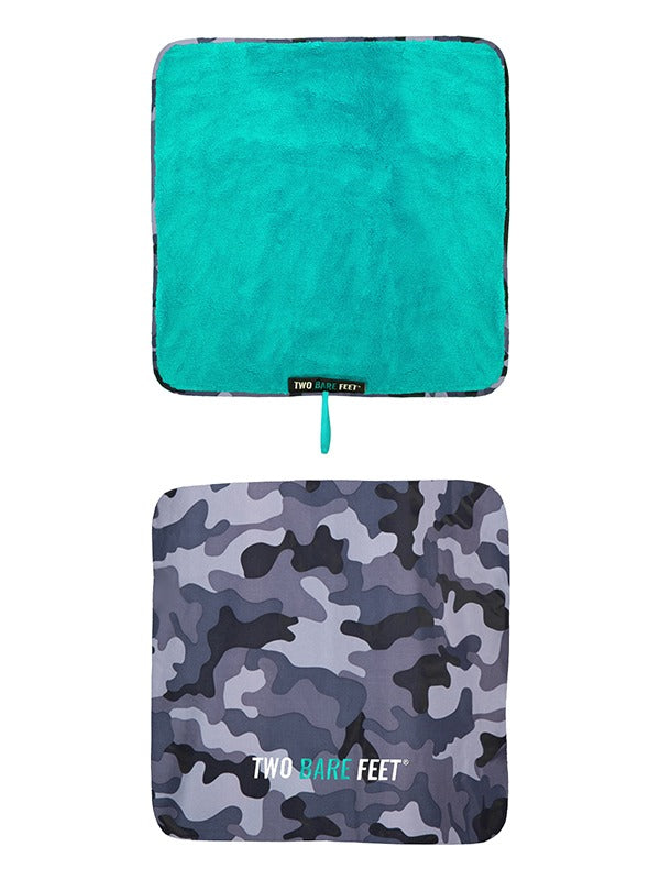 Two Bare Feet Kids Weatherproof Changing Robe with Changing Mat (Camo/Teal)