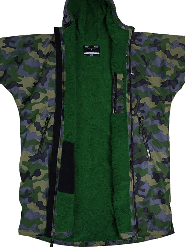Two Bare Feet Kids Weatherproof Changing Robe with Changing Mat (Green Camo/ Green)