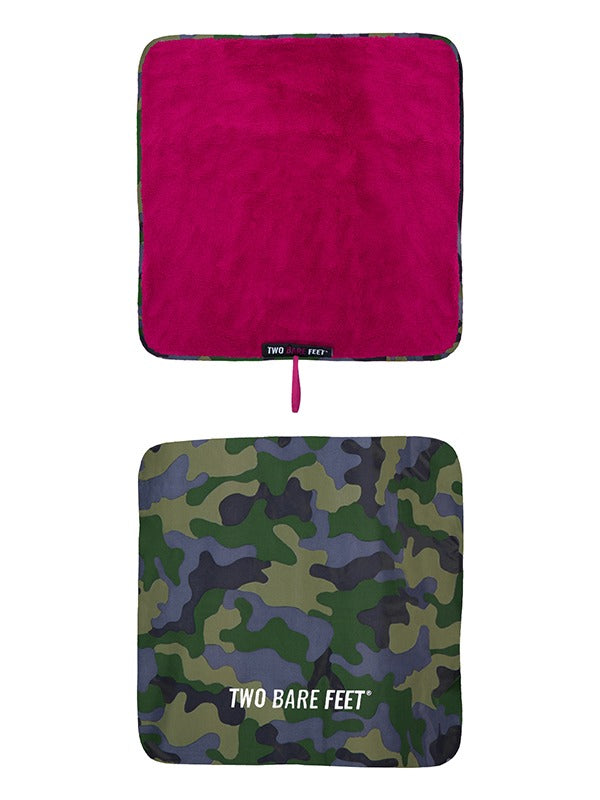 Two Bare Feet Kids Weatherproof Changing Robe with Changing Mat (Green Camo/ Raspberry)