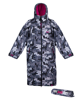 Two Bare Feet Kids Weatherproof Changing Robe with Changing Mat (Camo/Raspberry)