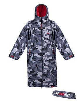 Two Bare Feet Kids Weatherproof Changing Robe with Changing Mat (Camo/Red)