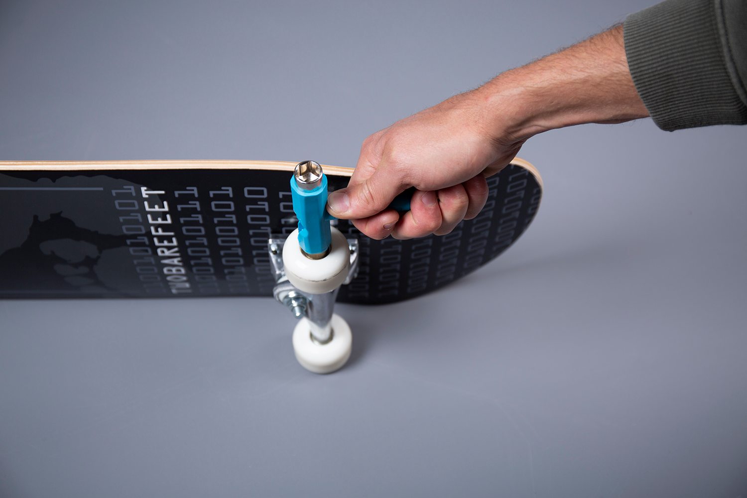 tightening skateboard wheel